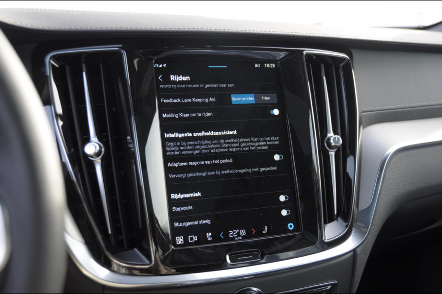Volvo V60 T6 350PK Automaat Plug-in hybrid AWD Ultra Bright DEMO Roy Long range / Head-up display / Harman Kardon audio / Panoramadak / BLIS / Elektrisch bedienbare voorstoelen / Memory seats / Verwarmbare stoelen / Keyless entry /