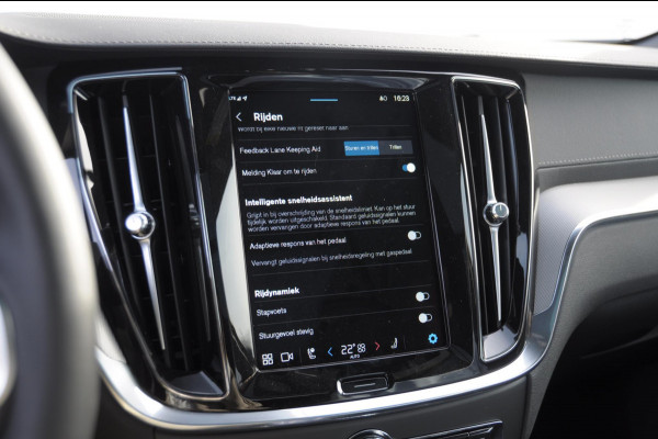 Volvo V60 T6 350PK Automaat Plug-in hybrid AWD Ultra Bright DEMO Roy Long range / Head-up display / Harman Kardon audio / Panoramadak / BLIS / Elektrisch bedienbare voorstoelen / Memory seats / Verwarmbare stoelen / Keyless entry /