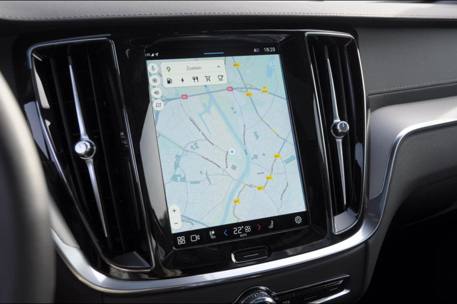 Volvo V60 T6 350PK Automaat Plug-in hybrid AWD Ultra Bright DEMO Roy Long range / Head-up display / Harman Kardon audio / Panoramadak / BLIS / Elektrisch bedienbare voorstoelen / Memory seats / Verwarmbare stoelen / Keyless entry /