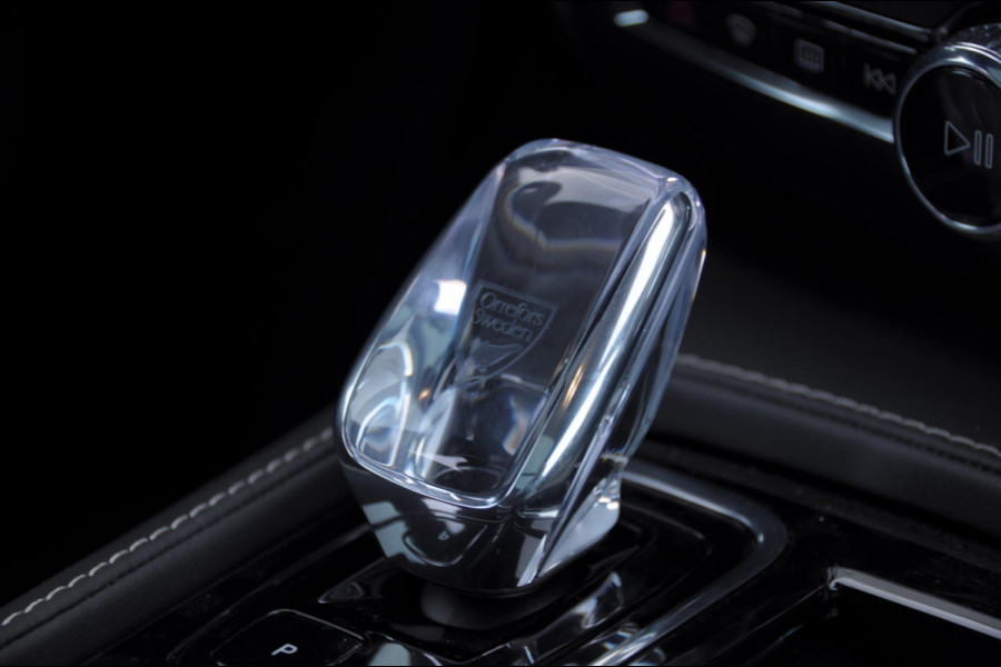 Volvo V60 T6 350PK Automaat Plug-in hybrid AWD Ultra Bright DEMO Roy Long range / Head-up display / Harman Kardon audio / Panoramadak / BLIS / Elektrisch bedienbare voorstoelen / Memory seats / Verwarmbare stoelen / Keyless entry /