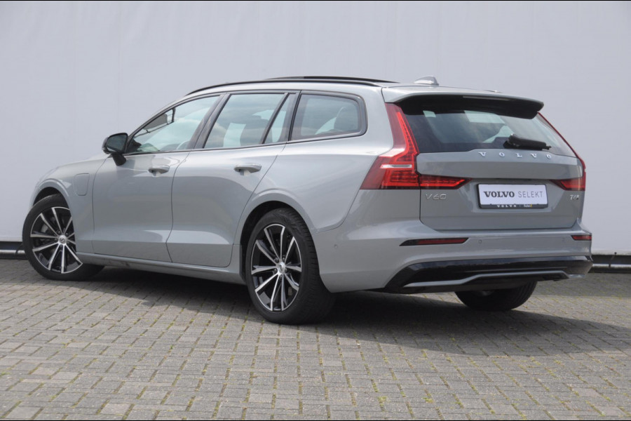 Volvo V60 T6 350PK Automaat Plus Dark / Adaptive cruise control / Elektrische stoelen / Harman Kardon audio / Trekhaak / Pilot assist / BLIS / Stoel en stuur verwarming / Elektrische achterklep / Parkeersensoren met 360 camera / Google infotainment