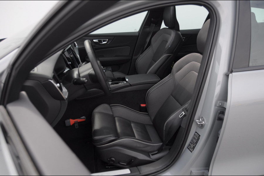 Volvo V60 T6 350PK Automaat Plus Dark / Adaptive cruise control / Elektrische stoelen / Harman Kardon audio / Trekhaak / Pilot assist / BLIS / Stoel en stuur verwarming / Elektrische achterklep / Parkeersensoren met 360 camera / Google infotainment