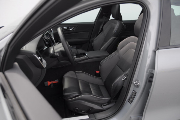 Volvo V60 T6 350PK Automaat Plus Dark / Adaptive cruise control / Elektrische stoelen / Harman Kardon audio / Trekhaak / Pilot assist / BLIS / Stoel en stuur verwarming / Elektrische achterklep / Parkeersensoren met 360 camera / Google infotainment