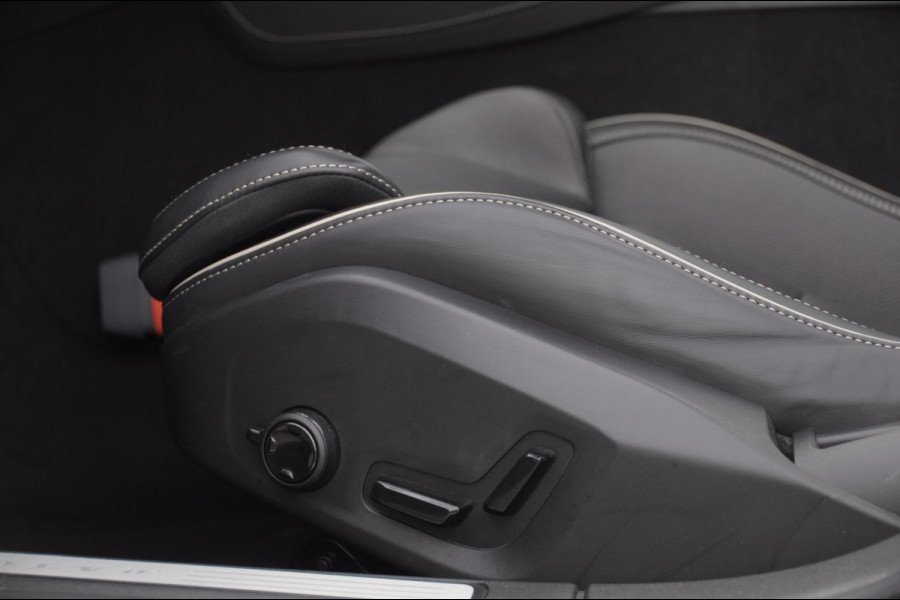 Volvo V60 T6 350PK Automaat Plus Dark / Adaptive cruise control / Elektrische stoelen / Harman Kardon audio / Trekhaak / Pilot assist / BLIS / Stoel en stuur verwarming / Elektrische achterklep / Parkeersensoren met 360 camera / Google infotainment