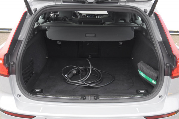 Volvo V60 T6 350PK Automaat Plus Dark / Adaptive cruise control / Elektrische stoelen / Harman Kardon audio / Trekhaak / Pilot assist / BLIS / Stoel en stuur verwarming / Elektrische achterklep / Parkeersensoren met 360 camera / Google infotainment
