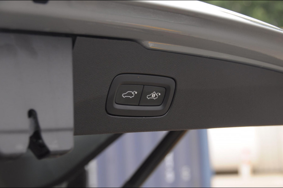 Volvo V60 T6 350PK Automaat Plus Dark / Adaptive cruise control / Elektrische stoelen / Harman Kardon audio / Trekhaak / Pilot assist / BLIS / Stoel en stuur verwarming / Elektrische achterklep / Parkeersensoren met 360 camera / Google infotainment