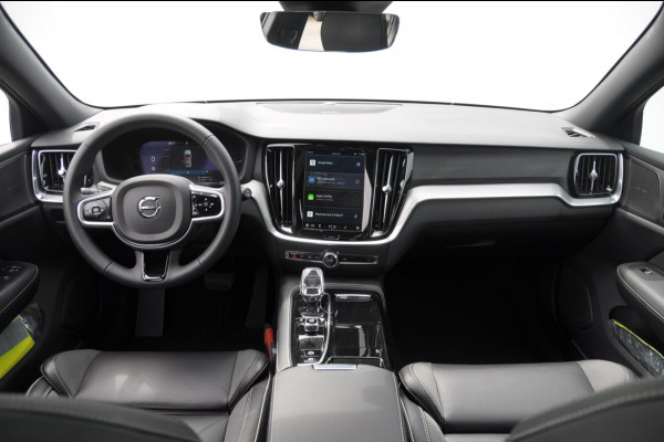Volvo V60 T6 350PK Automaat Plus Dark / Adaptive cruise control / Elektrische stoelen / Harman Kardon audio / Trekhaak / Pilot assist / BLIS / Stoel en stuur verwarming / Elektrische achterklep / Parkeersensoren met 360 camera / Google infotainment