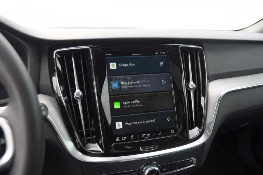 Volvo V60 T6 350PK Automaat Plus Dark / Adaptive cruise control / Elektrische stoelen / Harman Kardon audio / Trekhaak / Pilot assist / BLIS / Stoel en stuur verwarming / Elektrische achterklep / Parkeersensoren met 360 camera / Google infotainment