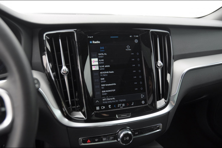 Volvo V60 T6 350PK Automaat Plus Dark / Adaptive cruise control / Elektrische stoelen / Harman Kardon audio / Trekhaak / Pilot assist / BLIS / Stoel en stuur verwarming / Elektrische achterklep / Parkeersensoren met 360 camera / Google infotainment