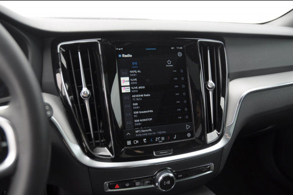 Volvo V60 T6 350PK Automaat Plus Dark / Adaptive cruise control / Elektrische stoelen / Harman Kardon audio / Trekhaak / Pilot assist / BLIS / Stoel en stuur verwarming / Elektrische achterklep / Parkeersensoren met 360 camera / Google infotainment
