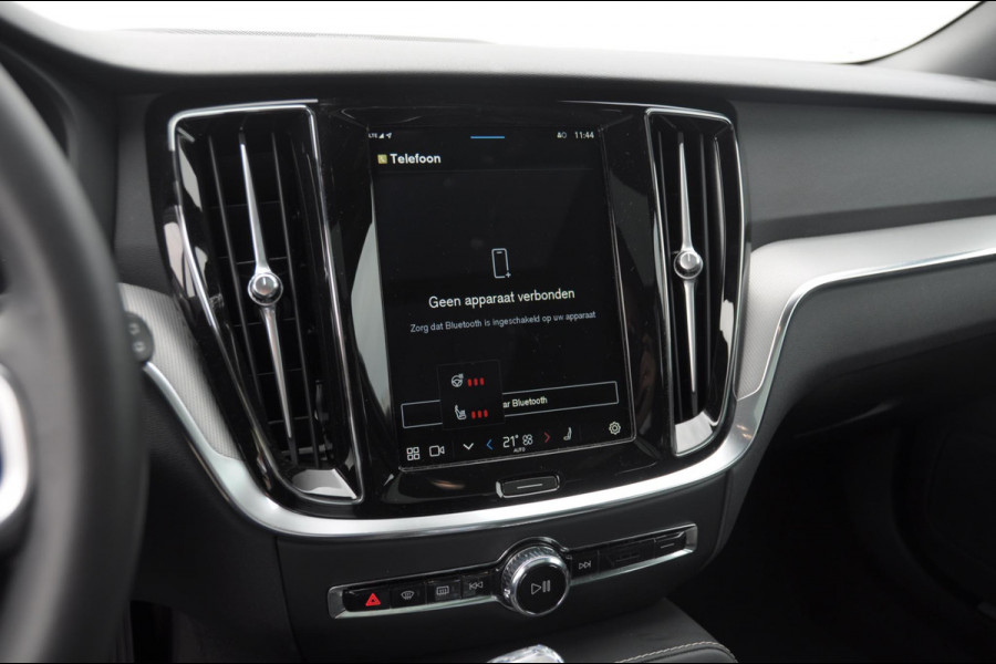 Volvo V60 T6 350PK Automaat Plus Dark / Adaptive cruise control / Elektrische stoelen / Harman Kardon audio / Trekhaak / Pilot assist / BLIS / Stoel en stuur verwarming / Elektrische achterklep / Parkeersensoren met 360 camera / Google infotainment