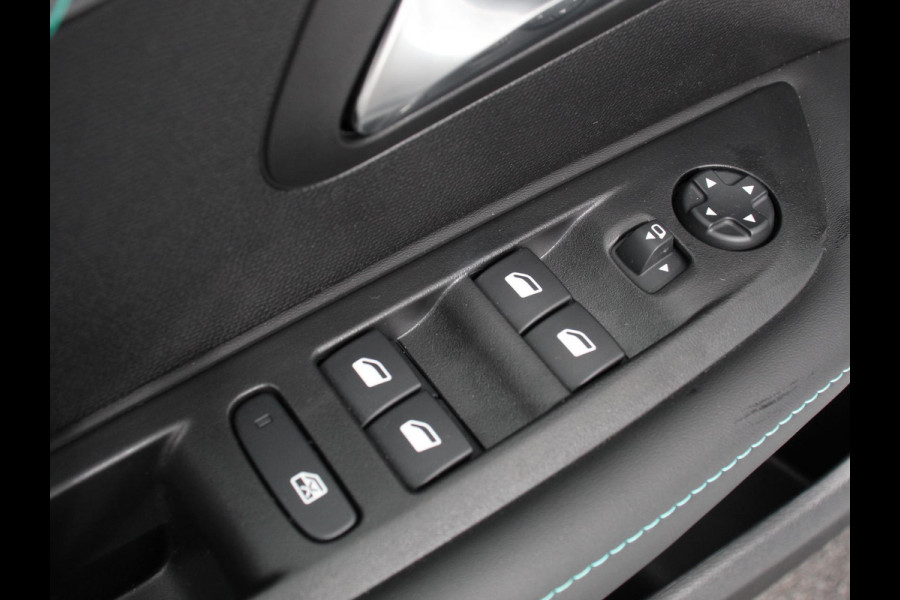 Peugeot 208 1.2 PureTech Allure Pack Achteruitrij camera Climate control LED Adaptieve cruise control Parkeersensor achter Verwarmde voorstoelen