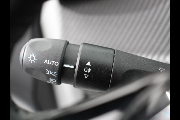 Peugeot 208 1.2 PureTech Allure Pack Achteruitrij camera Climate control LED Adaptieve cruise control Parkeersensor achter Verwarmde voorstoelen
