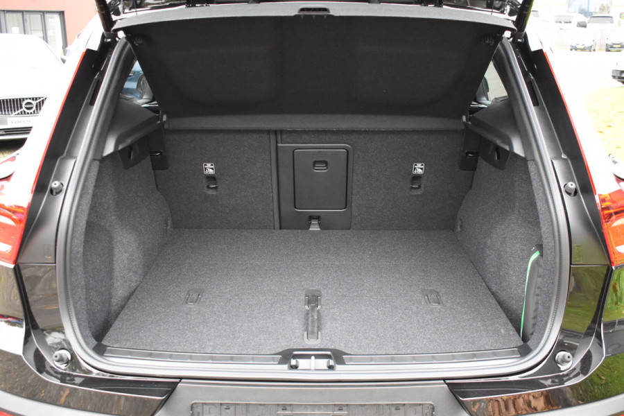 Volvo EX40 Single Motor Extended Range Plus Black Ed. 82 kWh | H&K | Blis | ACC | Stuurverwarming | 20" LMV | 360 camera | Getint glas | Apple carplay