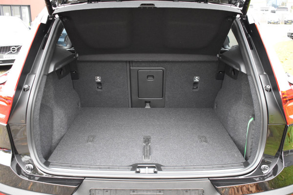 Volvo EX40 Single Motor Extended Range Plus Black Ed. 82 kWh | H&K | Blis | ACC | Stuurverwarming | 20" LMV | 360 camera | Getint glas | Apple carplay