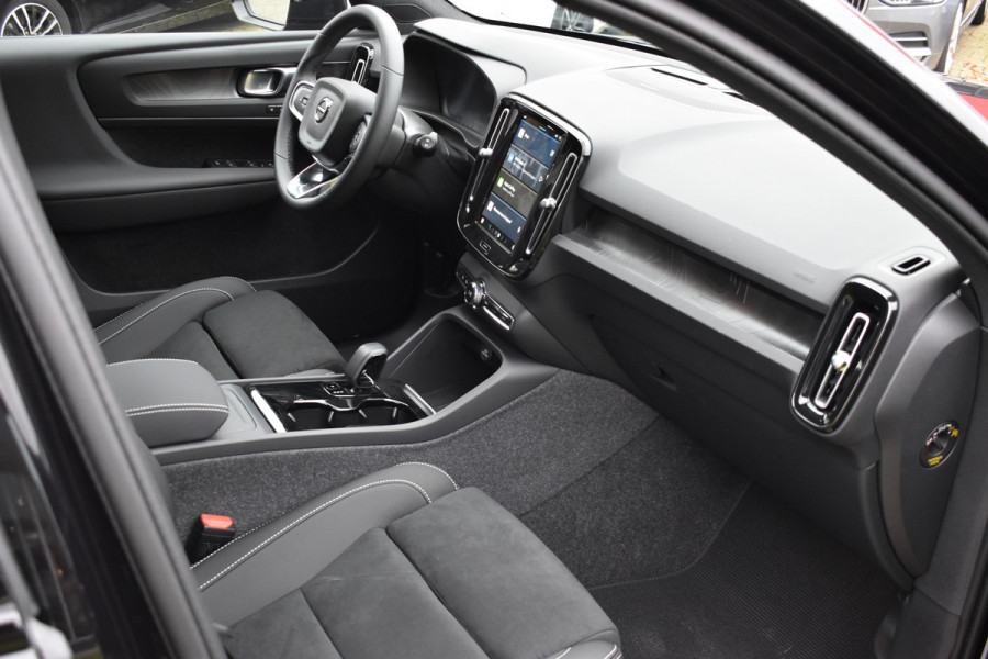 Volvo EX40 Single Motor Extended Range Plus Black Ed. 82 kWh | H&K | Blis | ACC | Stuurverwarming | 20" LMV | 360 camera | Getint glas | Apple carplay