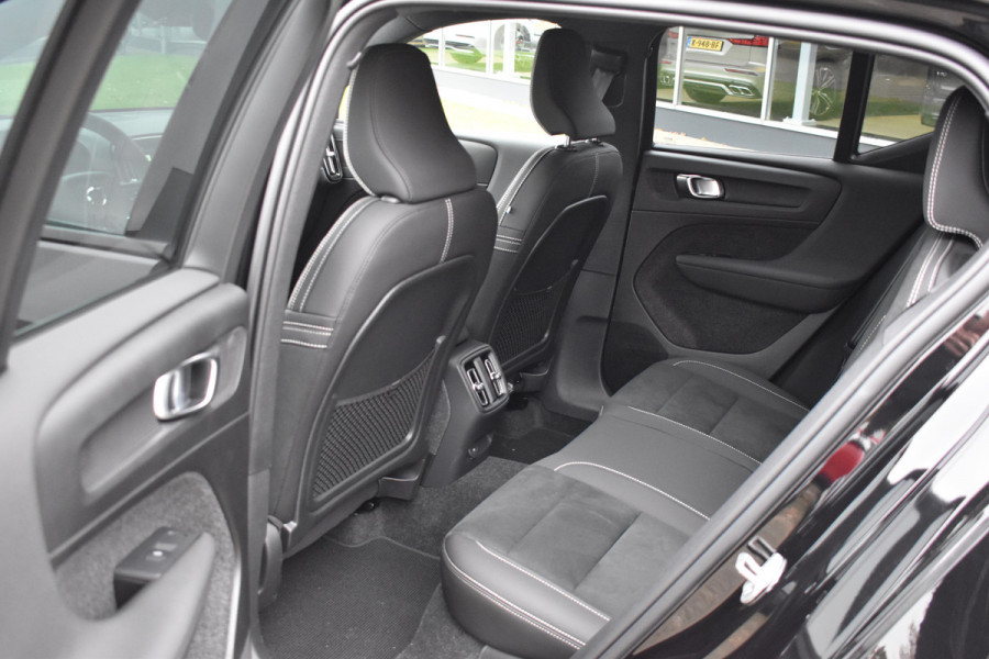 Volvo EX40 Single Motor Extended Range Plus Black Ed. 82 kWh | H&K | Blis | ACC | Stuurverwarming | 20" LMV | 360 camera | Getint glas | Apple carplay