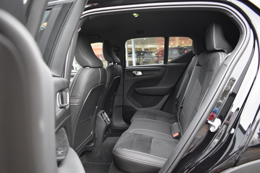 Volvo EX40 Single Motor Extended Range Plus Black Ed. 82 kWh | H&K | Blis | ACC | Stuurverwarming | 20" LMV | 360 camera | Getint glas | Apple carplay