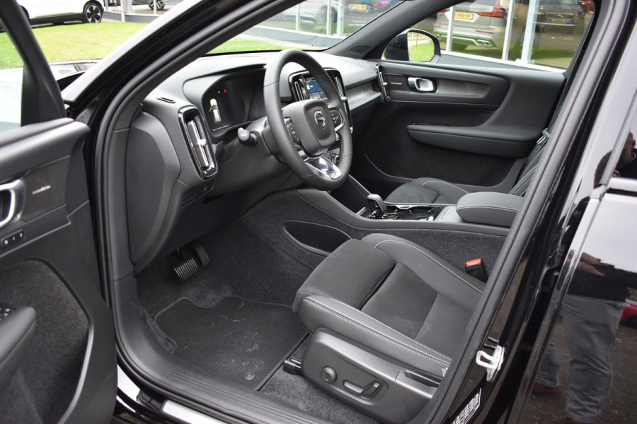 Volvo EX40 Single Motor Extended Range Plus Black Ed. 82 kWh | H&K | Blis | ACC | Stuurverwarming | 20" LMV | 360 camera | Getint glas | Apple carplay