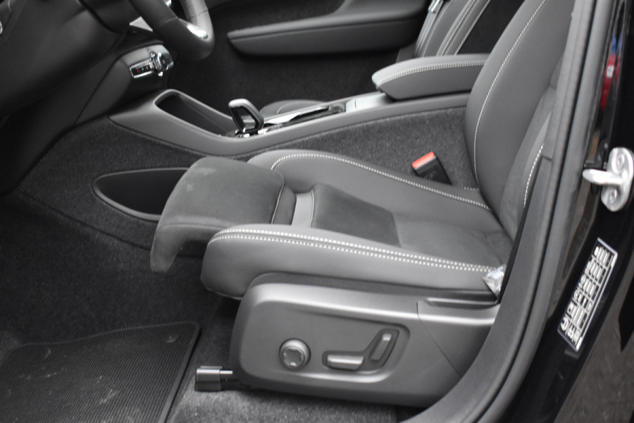 Volvo EX40 Single Motor Extended Range Plus Black Ed. 82 kWh | H&K | Blis | ACC | Stuurverwarming | 20" LMV | 360 camera | Getint glas | Apple carplay