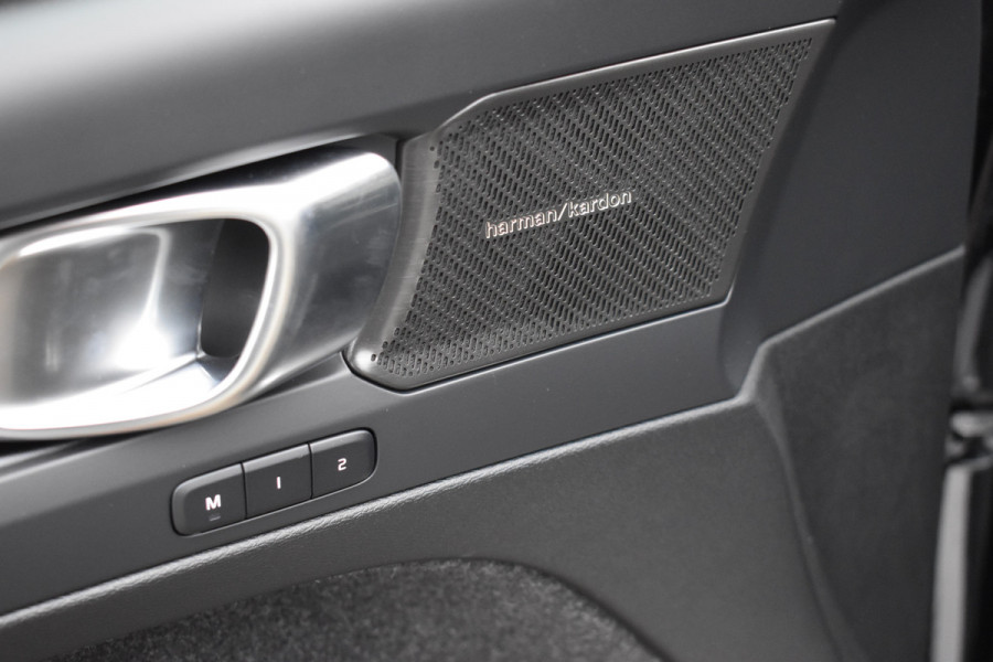 Volvo EX40 Single Motor Extended Range Plus Black Ed. 82 kWh | H&K | Blis | ACC | Stuurverwarming | 20" LMV | 360 camera | Getint glas | Apple carplay