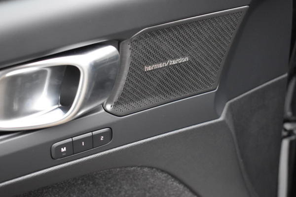 Volvo EX40 Single Motor Extended Range Plus Black Ed. 82 kWh | H&K | Blis | ACC | Stuurverwarming | 20" LMV | 360 camera | Getint glas | Apple carplay