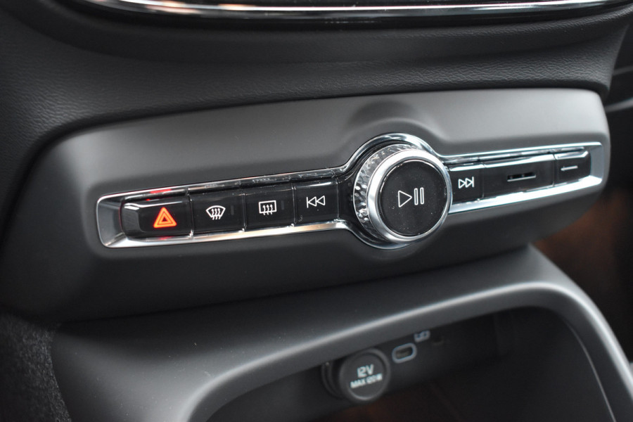 Volvo EX40 Single Motor Extended Range Plus Black Ed. 82 kWh | H&K | Blis | ACC | Stuurverwarming | 20" LMV | 360 camera | Getint glas | Apple carplay