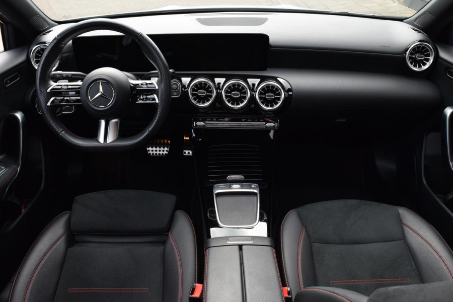 Mercedes-Benz A-Klasse 180 AMG Line|Dak|Sfeer|Camera|Led|18"