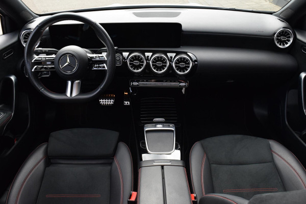 Mercedes-Benz A-Klasse 180 AMG Line|Dak|Sfeer|Camera|Led|18"