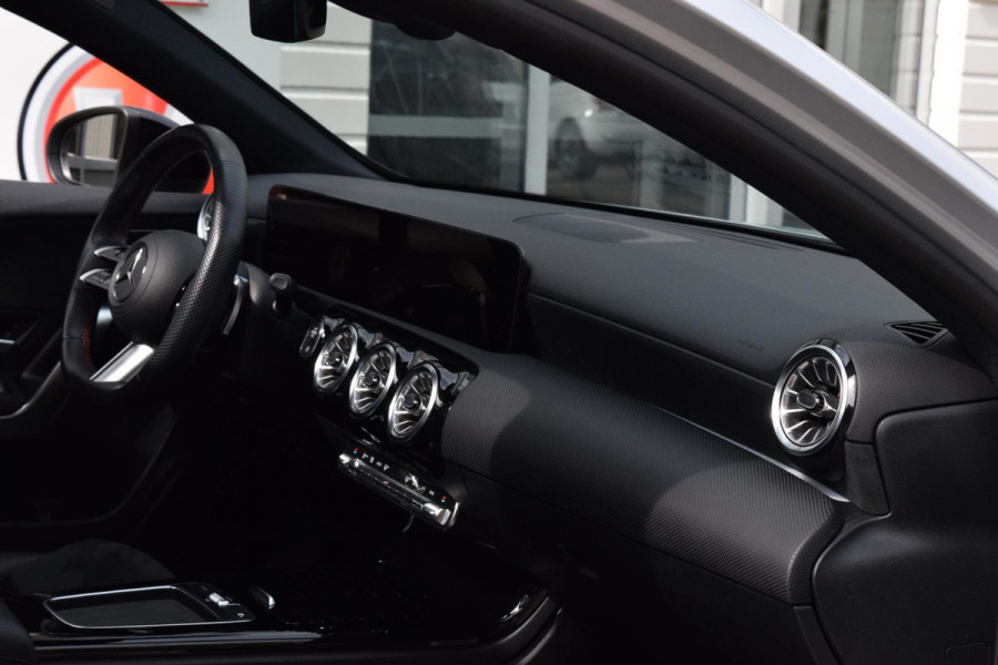 Mercedes-Benz A-Klasse 180 AMG Line|Dak|Sfeer|Camera|Led|18"