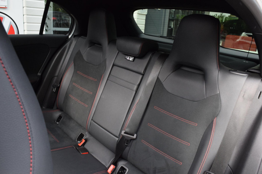 Mercedes-Benz A-Klasse 180 AMG Line|Dak|Sfeer|Camera|Led|18"