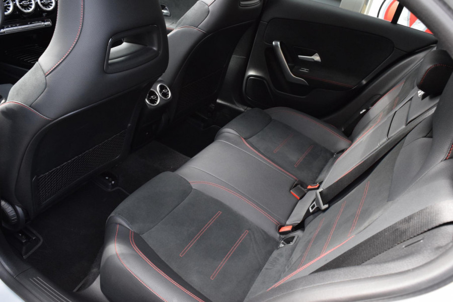 Mercedes-Benz A-Klasse 180 AMG Line|Dak|Sfeer|Camera|Led|18"