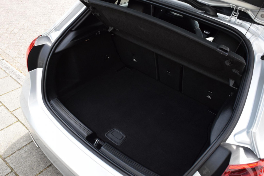 Mercedes-Benz A-Klasse 180 AMG Line|Dak|Sfeer|Camera|Led|18"