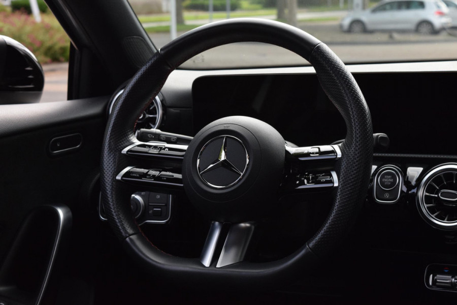Mercedes-Benz A-Klasse 180 AMG Line|Dak|Sfeer|Camera|Led|18"
