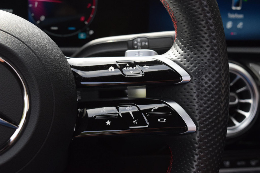 Mercedes-Benz A-Klasse 180 AMG Line|Dak|Sfeer|Camera|Led|18"