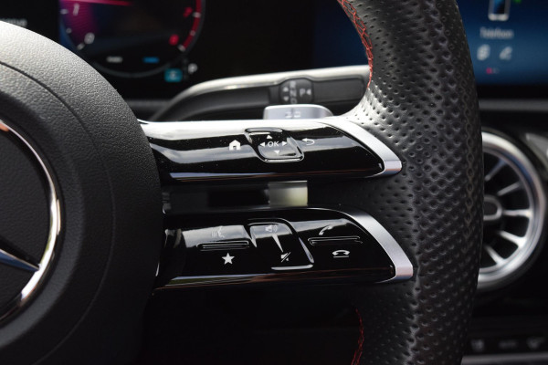 Mercedes-Benz A-Klasse 180 AMG Line|Dak|Sfeer|Camera|Led|18"