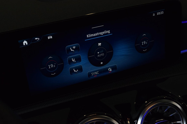 Mercedes-Benz A-Klasse 180 AMG Line|Dak|Sfeer|Camera|Led|18"