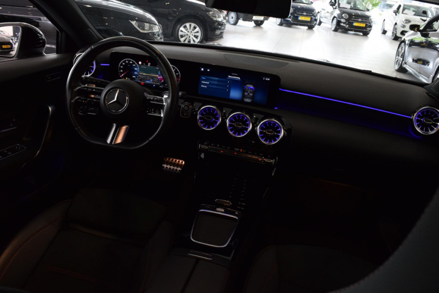 Mercedes-Benz A-Klasse 180 AMG Line|Dak|Sfeer|Camera|Led|18"