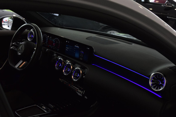 Mercedes-Benz A-Klasse 180 AMG Line|Dak|Sfeer|Camera|Led|18"