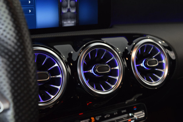 Mercedes-Benz A-Klasse 180 AMG Line|Dak|Sfeer|Camera|Led|18"