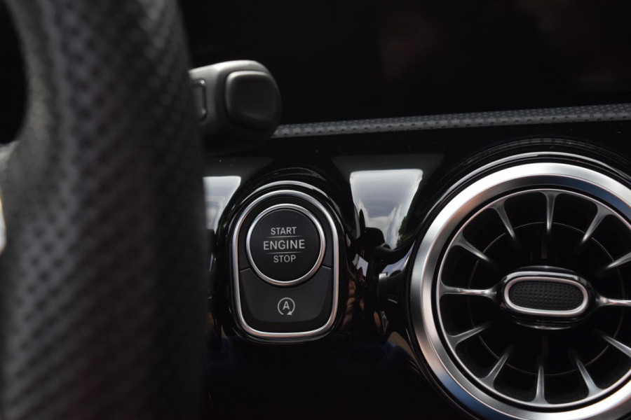 Mercedes-Benz A-Klasse 180 AMG Line|Dak|Sfeer|Camera|Led|18"