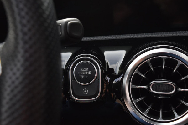 Mercedes-Benz A-Klasse 180 AMG Line|Dak|Sfeer|Camera|Led|18"