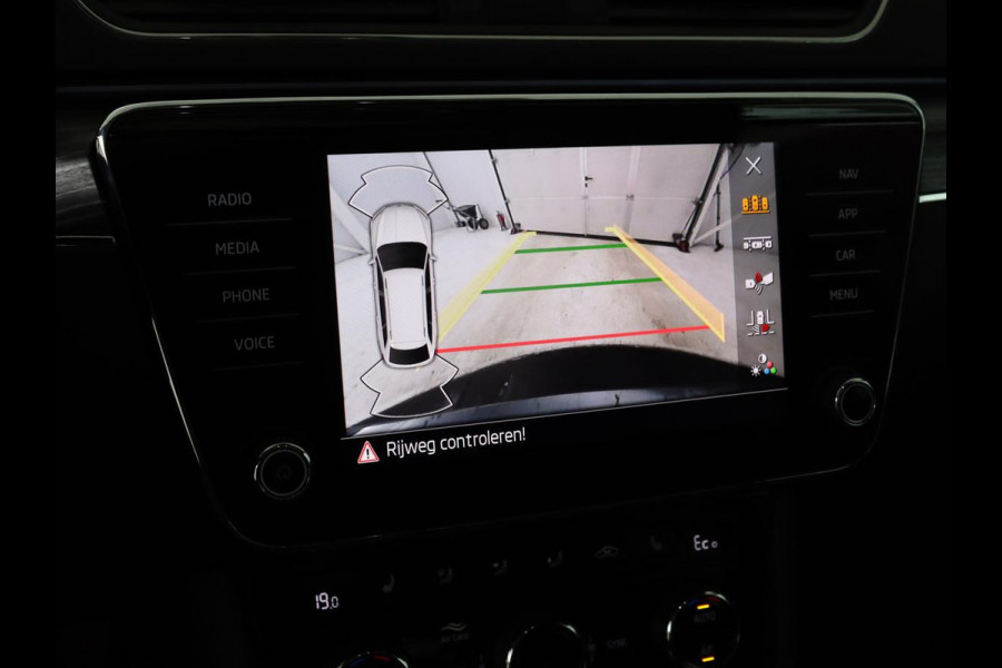 Škoda Superb 1.4 TSI iV Business Edition Plus | Panoramadak | Virtual Cockpit | Stoelverwarming | Camera | Carplay | Full LED | Memory | Navigatie | Parkeerhulp
