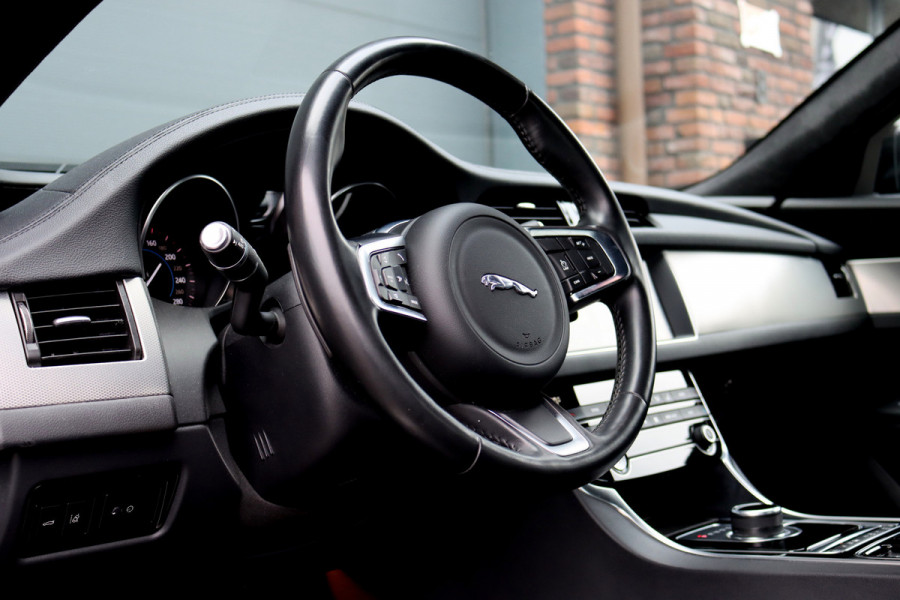 Jaguar XF 2.0t 250 PK Chequered Flag Aut8 | Stoelverwarming | Keyless Entry | Camera | DAB | Leder | Android Auto/Apple Carplay | Alcantara Hemel | Navigatie Pro |