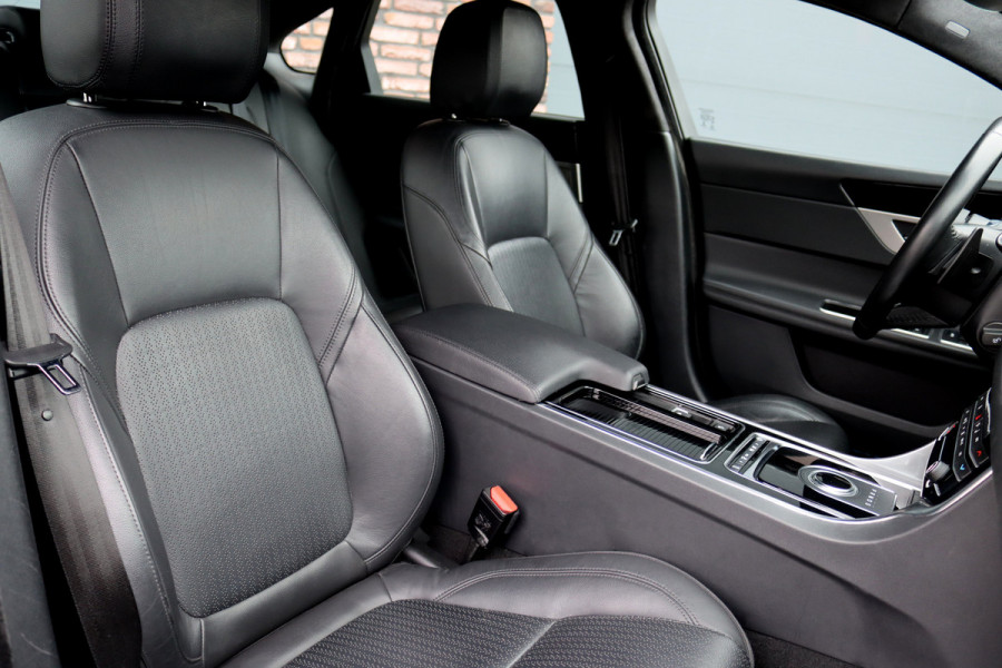 Jaguar XF 2.0t 250 PK Chequered Flag Aut8 | Stoelverwarming | Keyless Entry | Camera | DAB | Leder | Android Auto/Apple Carplay | Alcantara Hemel | Navigatie Pro |