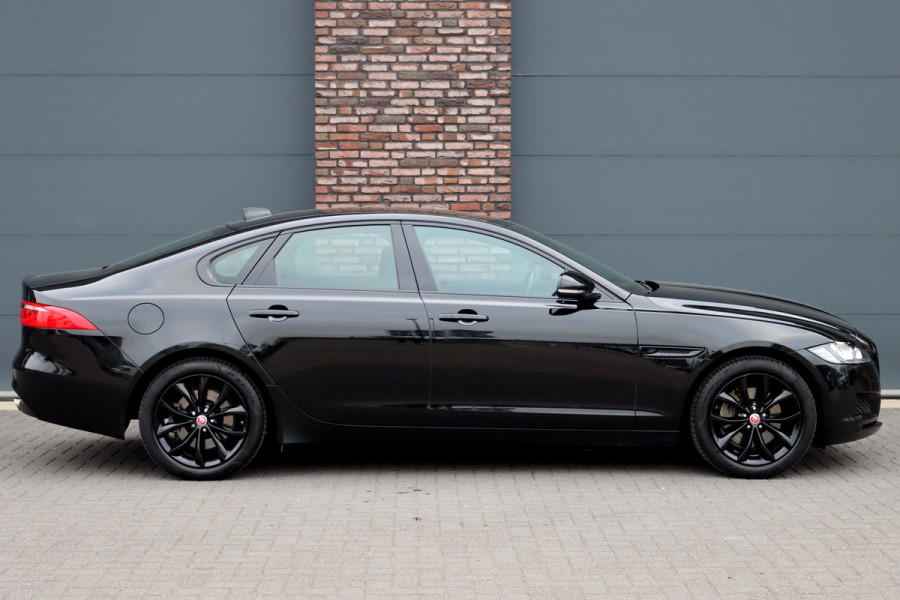 Jaguar XF 2.0t 250 PK Chequered Flag Aut8 | Stoelverwarming | Keyless Entry | Camera | DAB | Leder | Android Auto/Apple Carplay | Alcantara Hemel | Navigatie Pro |