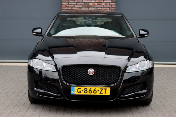Jaguar XF 2.0t 250 PK Chequered Flag Aut8 | Stoelverwarming | Keyless Entry | Camera | DAB | Leder | Android Auto/Apple Carplay | Alcantara Hemel | Navigatie Pro |