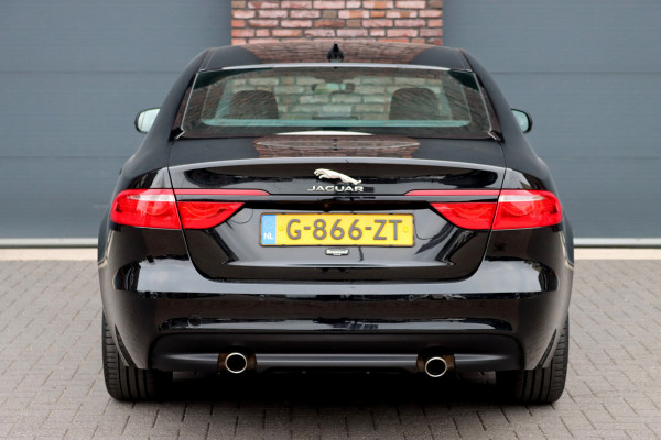 Jaguar XF 2.0t 250 PK Chequered Flag Aut8 | Stoelverwarming | Keyless Entry | Camera | DAB | Leder | Android Auto/Apple Carplay | Alcantara Hemel | Navigatie Pro |