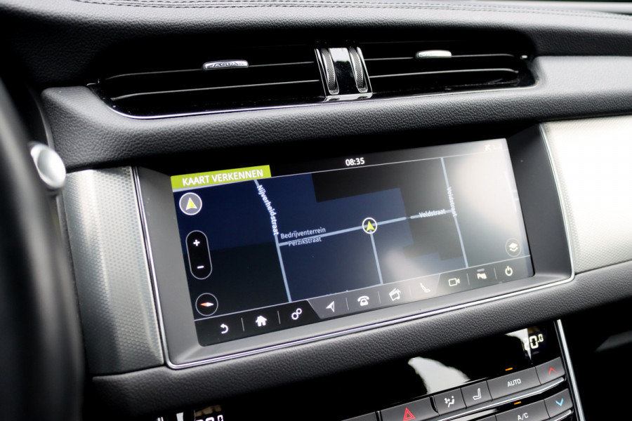 Jaguar XF 2.0t 250 PK Chequered Flag Aut8 | Stoelverwarming | Keyless Entry | Camera | DAB | Leder | Android Auto/Apple Carplay | Alcantara Hemel | Navigatie Pro |