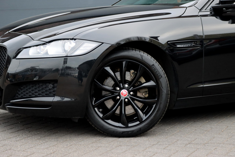 Jaguar XF 2.0t 250 PK Chequered Flag Aut8 | Stoelverwarming | Keyless Entry | Camera | DAB | Leder | Android Auto/Apple Carplay | Alcantara Hemel | Navigatie Pro |